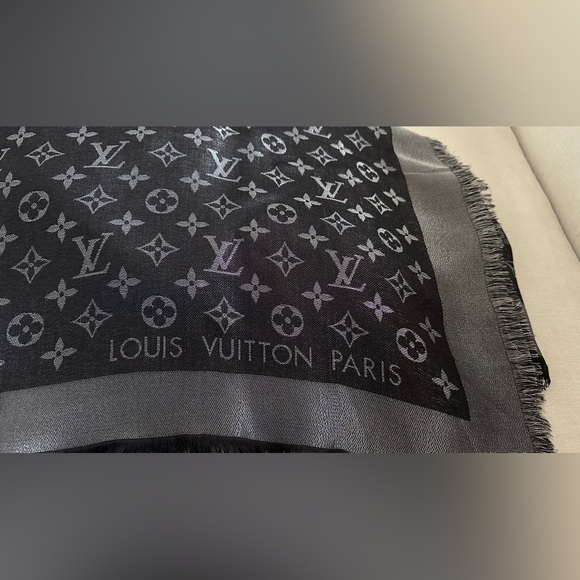 100% Authentic Louis Vuitton Monogram Shine Scarf - Picture 9 of 9
